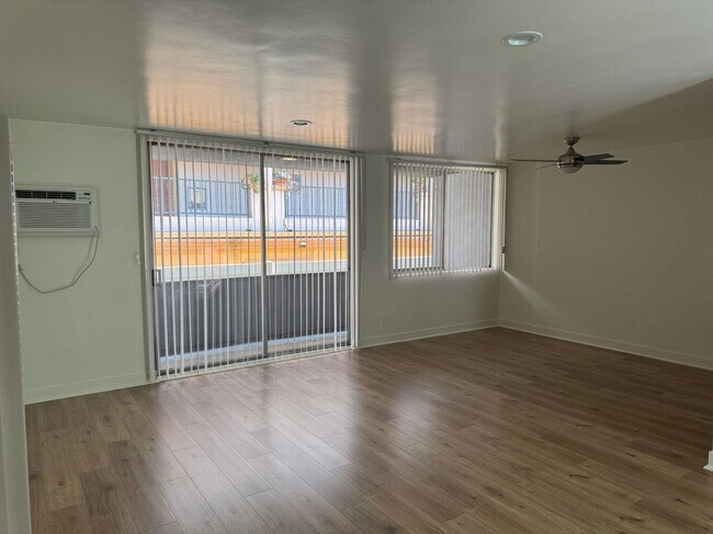 Foto del edificio - 5643 Carlton Way