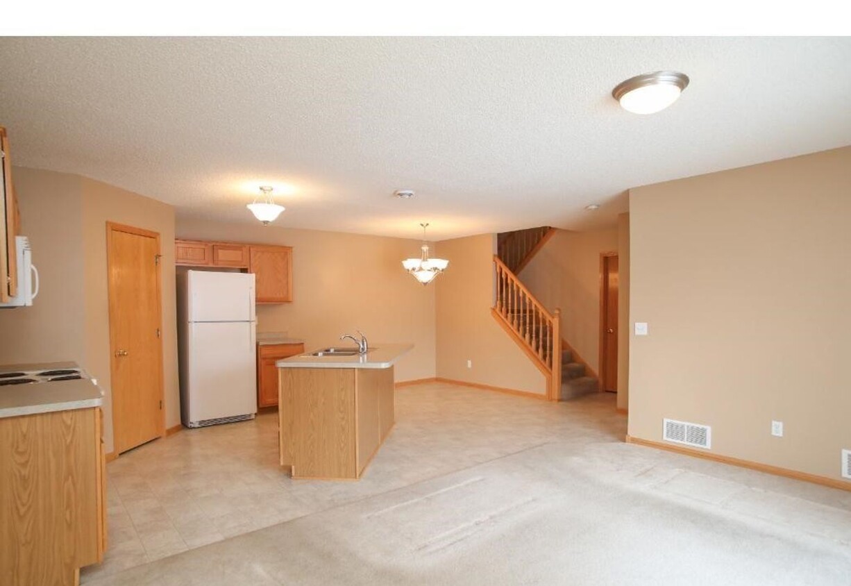 Foto principal - 2 Bed + Loft/1.5 Bath Townhome - Farmingto...