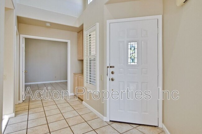 Foto del edificio - 852 Lakeshore Dr.