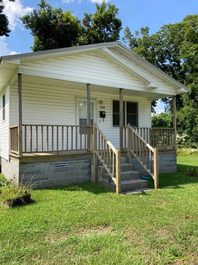 Primary Photo - 1209 Main St