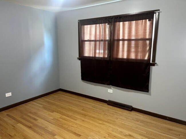 Building Photo - 3 bedroom in Calumet City IL 60409