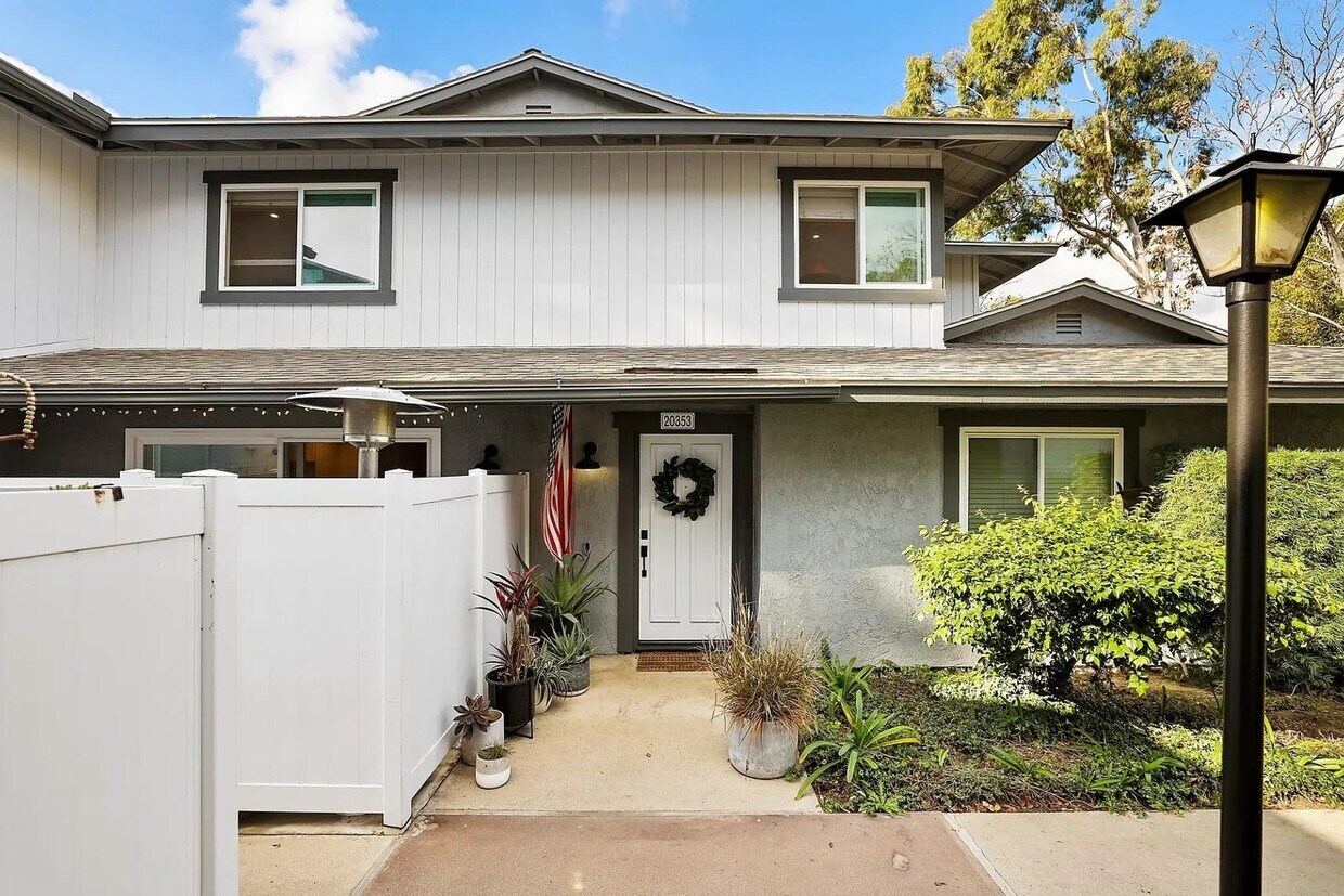 Beautiful 3 Bedroom, 3 Bathroom Home in the Heart of Yorba Linda - Beautiful 3 Bedroom, 3 Bathroom Home in the Heart of Yorba Linda