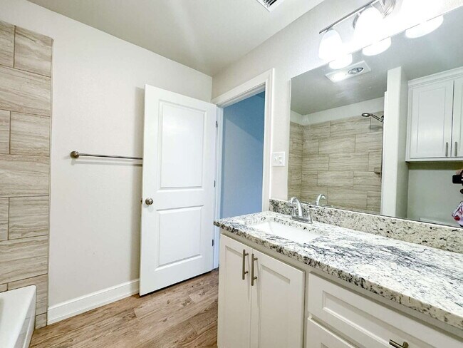 Building Photo - Charming 3/2/2 in Frenship School District!