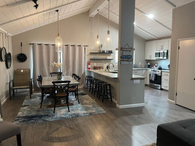 Building Photo - Completely remodeled 2 bedroom home with g...