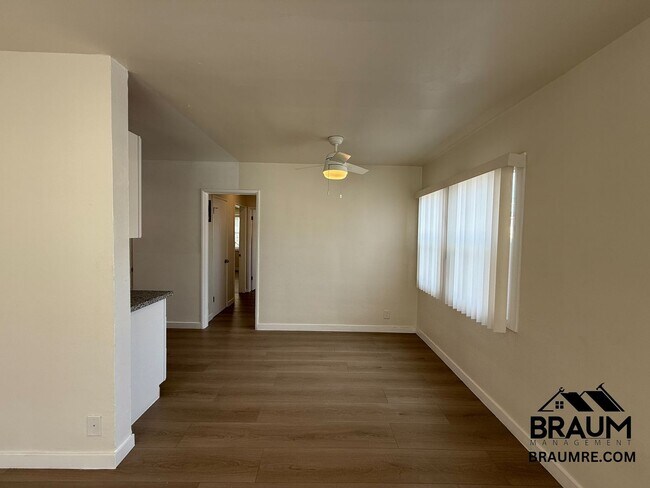 Foto del edificio - 7339 Woodman Ave