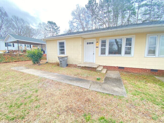 Building Photo - Fully Renovated 2nd/1ba Duplex off Rainbow...