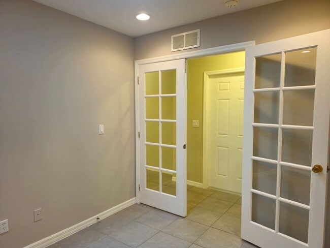 Building Photo - Cute 2 bedroom with a den 2 bathrooms and ...