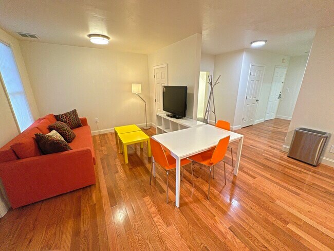 Foto del edificio - 130 W 8th St