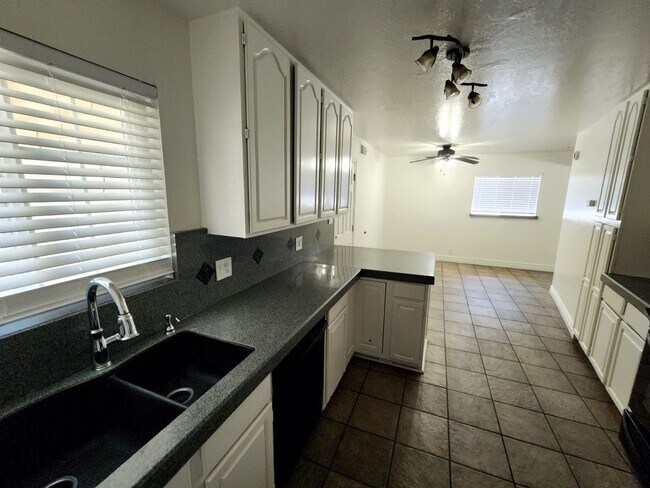 Foto del edificio - Rancho Cordova 3 Bedroom 2 Bath