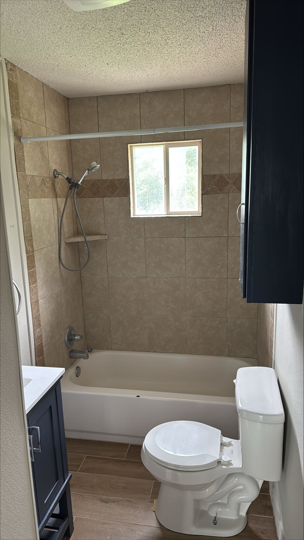Foto del edificio - Charming 3-Bedroom Brick Home with Modern ...