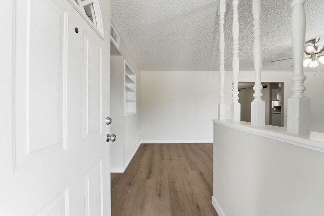 Building Photo - Spacious 3 Bed in Dreamland Villa | Corner Lot + Circular Drive