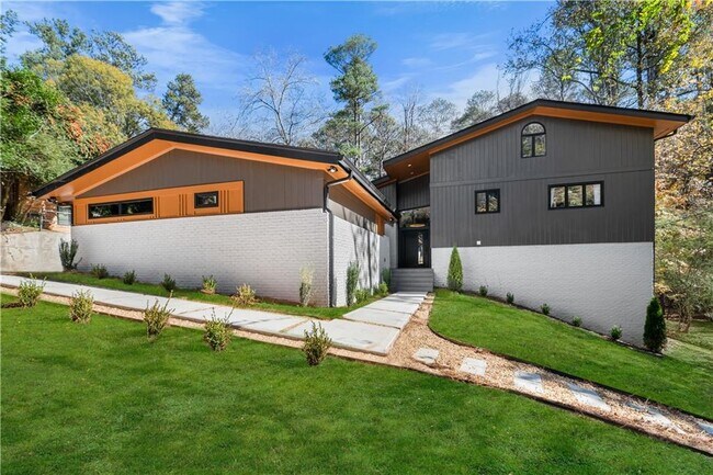 Foto del edificio - 2751 Margaret Mitchell Dr NW