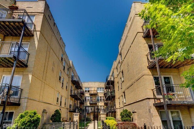 Foto del edificio - 4014 N. Albany Ave.