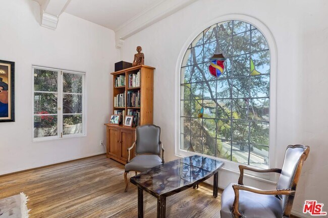 Foto del edificio - 2024 N Curson Ave