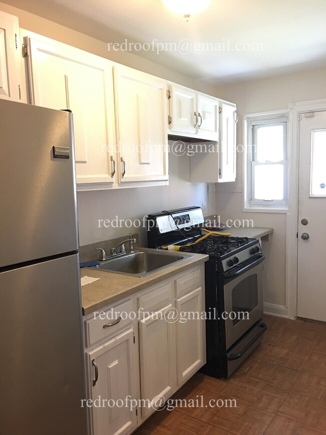 Building Photo - 1216 N Augusta Ave