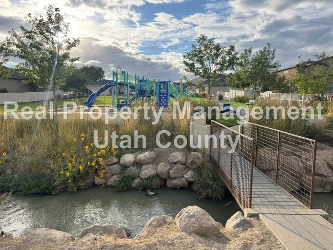 Building Photo - Beautiful home next to walking trails in S...