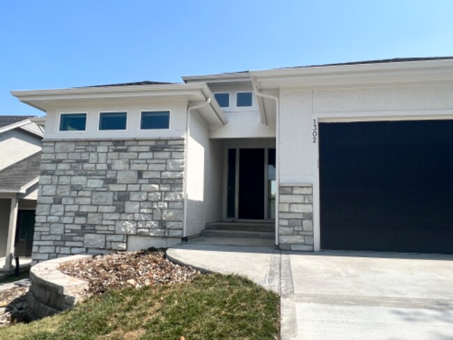 Building Photo - 1302 SW Heartwood Dr