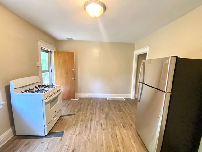 Building Photo - Charming 2-Bedroom Townhome with Central A...