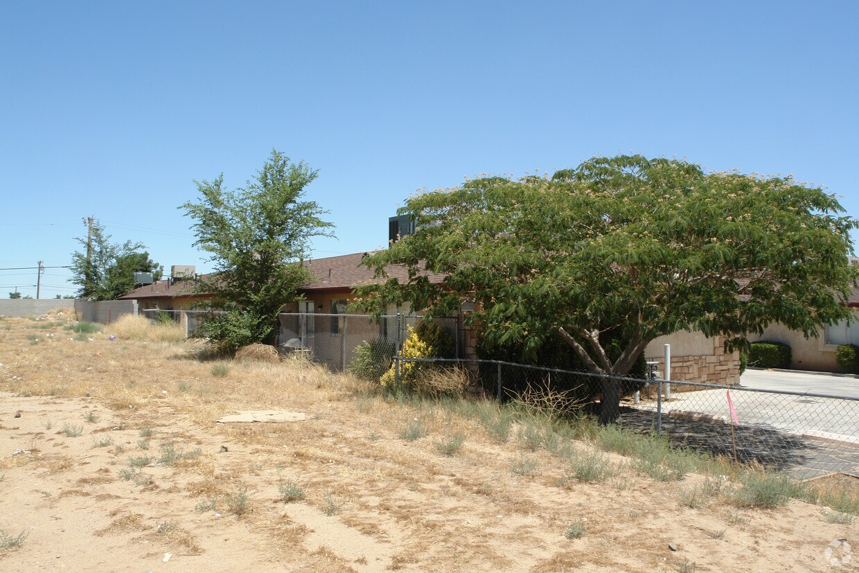 Foto del edificio - 15392 Bear Valley Rd