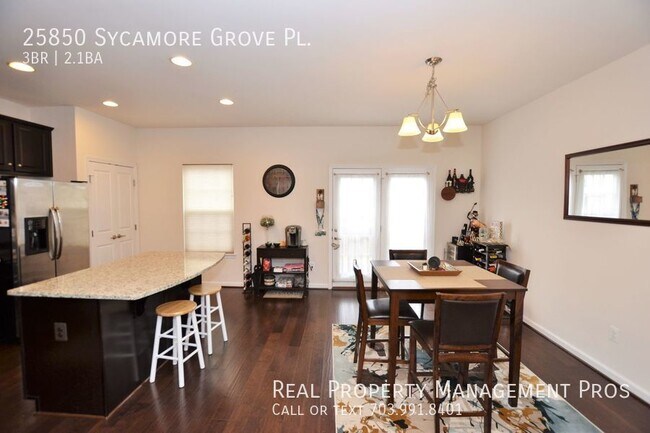 Foto del edificio - End Unit Townhouse for Rent in Seven Hills.