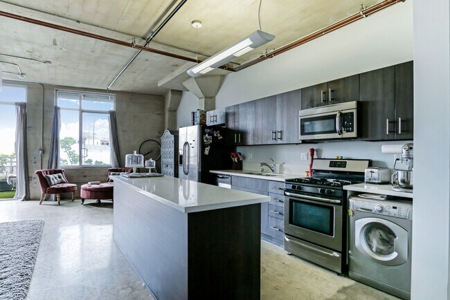 Foto del edificio - 825 E 4th St