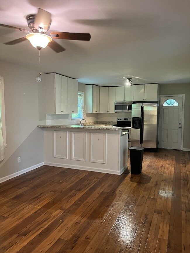 Building Photo - ONE LEVEL 2 BEDROOM 1 BATH MINUTES TO DOWN...