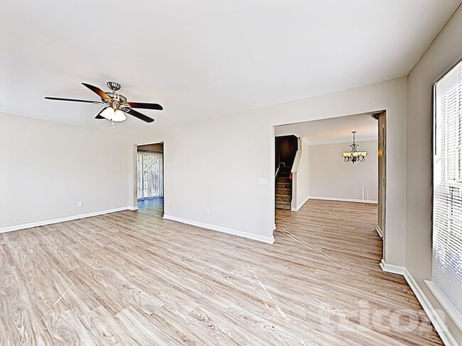 Foto del edificio - 1221 Brook Farm Ln