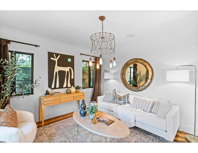 Building Photo - 722 Superba Ave