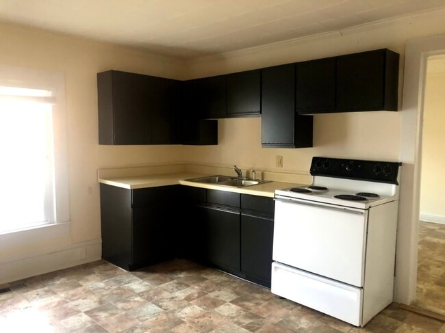 Building Photo - Two bedroom, 1 bath Quadplex in Burlington
