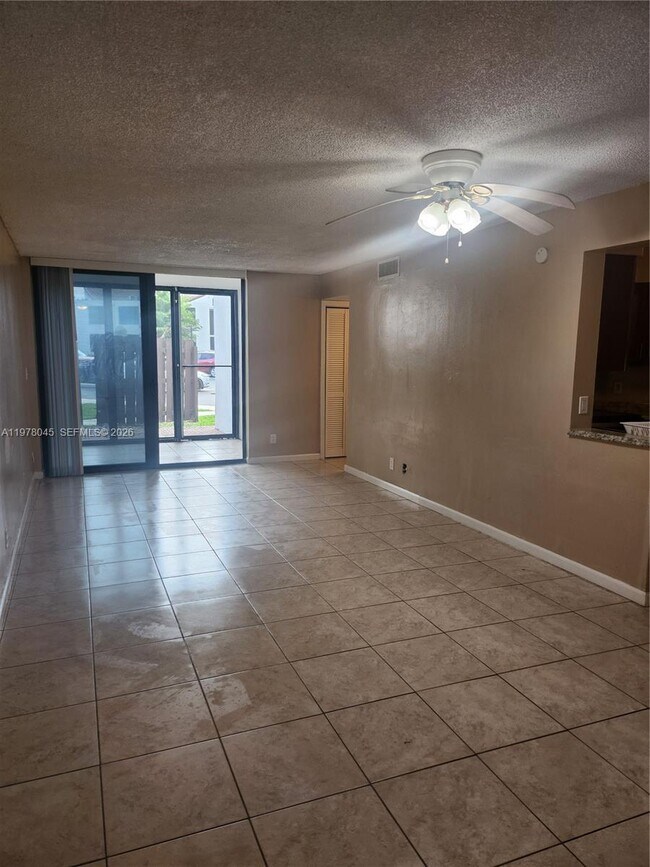 Foto del edificio - 215 Lake Pointe Dr