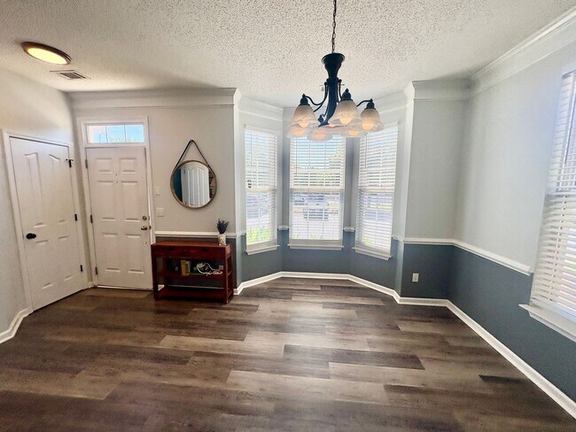 Foto del edificio - Modern & Spacious Townhome Beside Riverside High School!