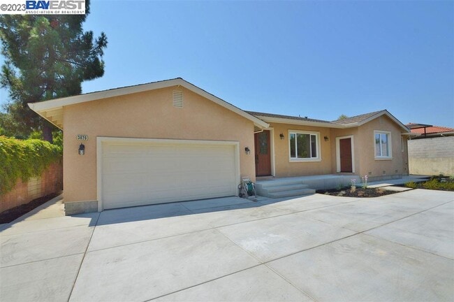Building Photo - 3620 Vineyard Ave