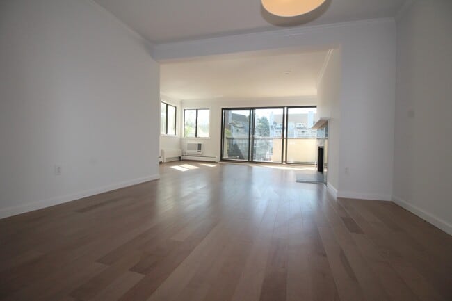 Living Room with Sliders to Deck - 105 Harbor Dr