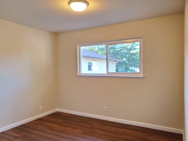 Building Photo - Spacious Top Floor Apartment, garage +2C, Wood Floors, Fresh Paint!