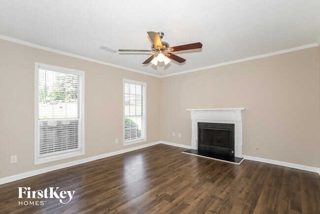 Foto del edificio - 1301 Charter Oaks Ln