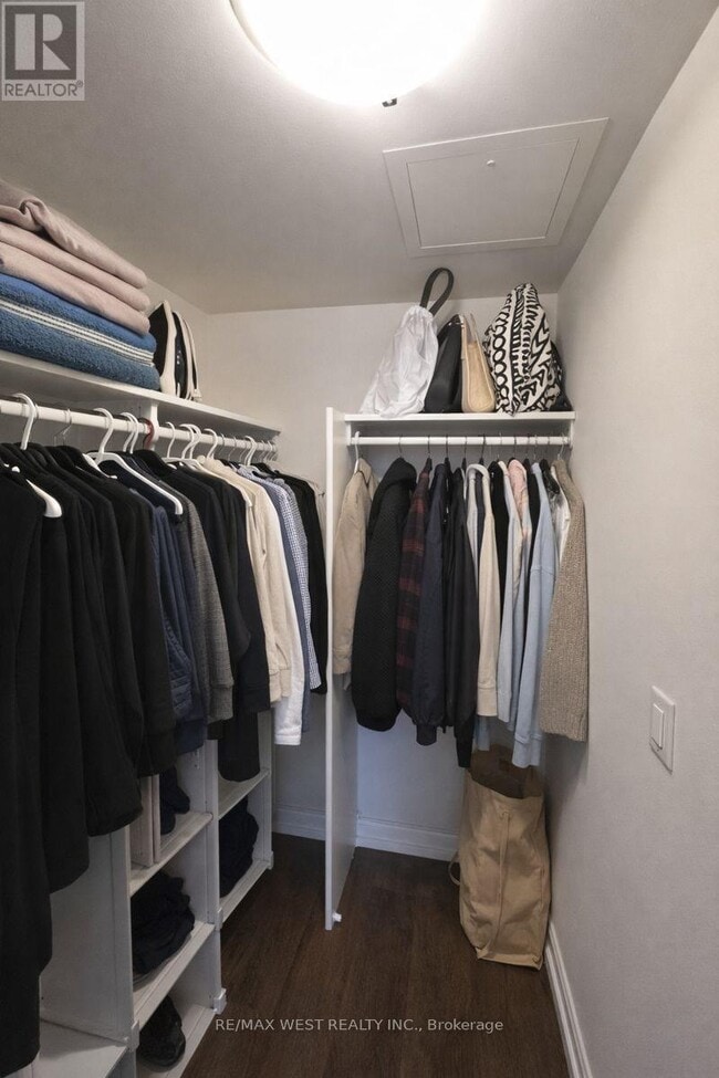 Building Photo - 151 Village Green Square