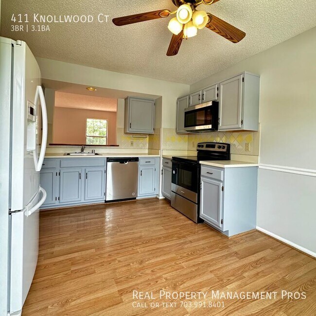 Building Photo - Newly Renovated End-Unit Townhome in Staff...