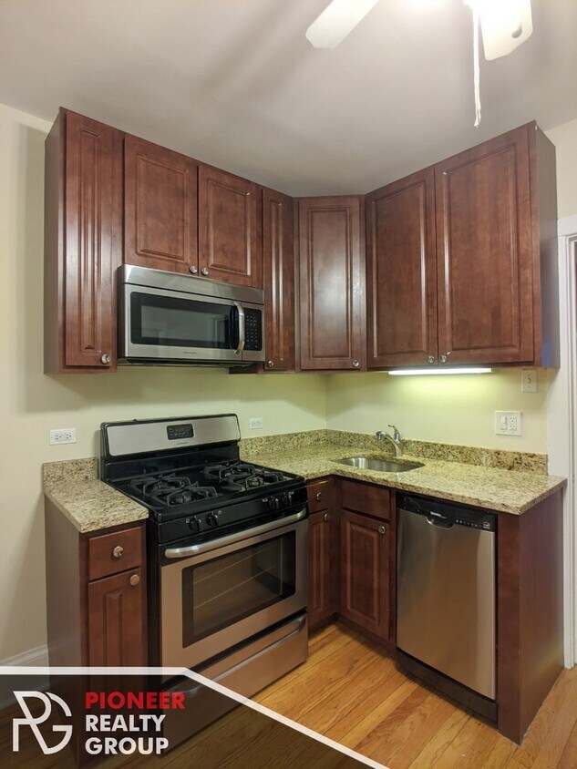 Primary Photo - 2122 W Ainslie St
