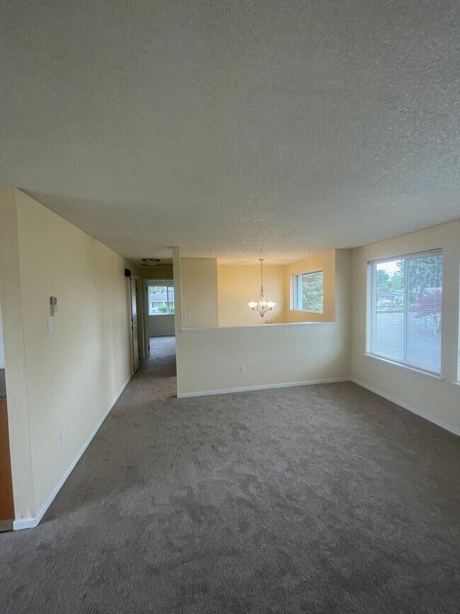 Building Photo - 3 Bedroom 2 Bath House in North Tacoma