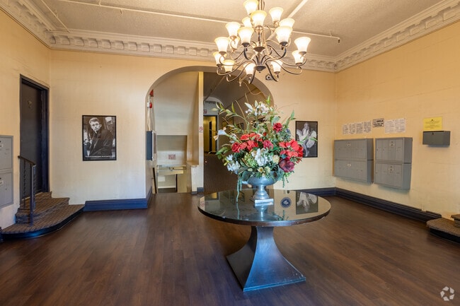 Lobby - Cherokee Apts... Spacious Apartments in th...