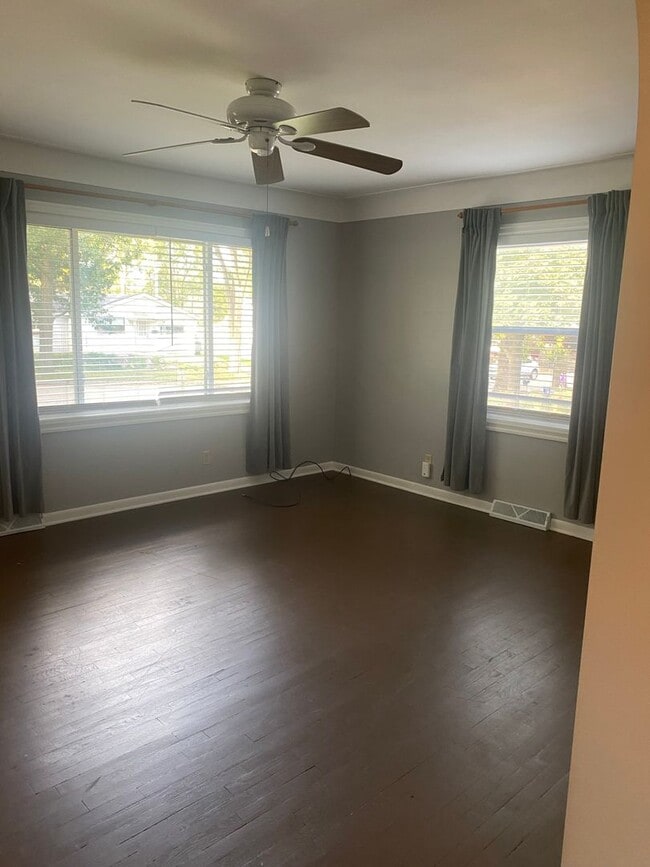 Foto del edificio - 2 bed, 1 bath ranch with partially finished basement & garage