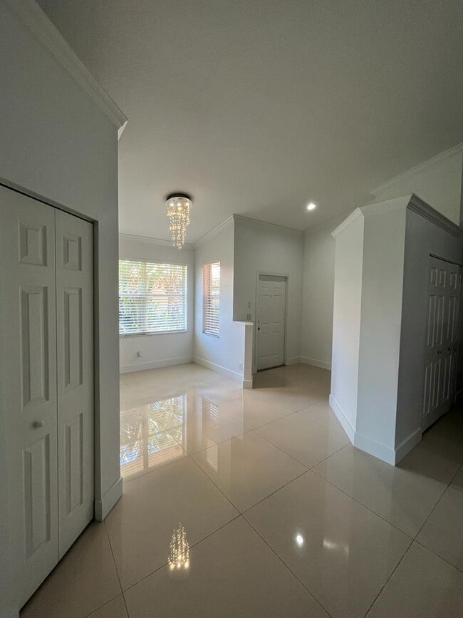 Building Photo - 305 W Coral Trace Cir