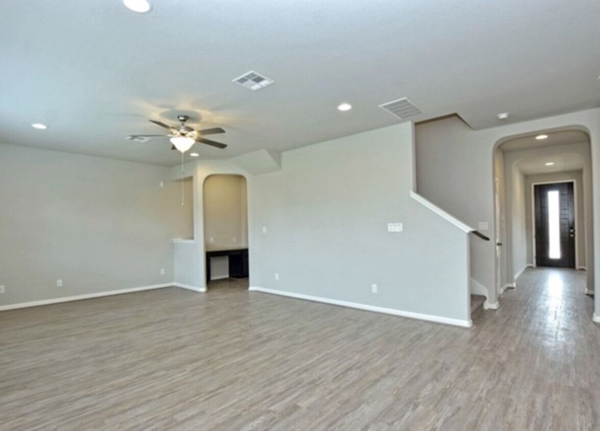 Foto principal - GORGEOUS 4BR 2.5 BATH WITH LOTS OF NEIGHBO...