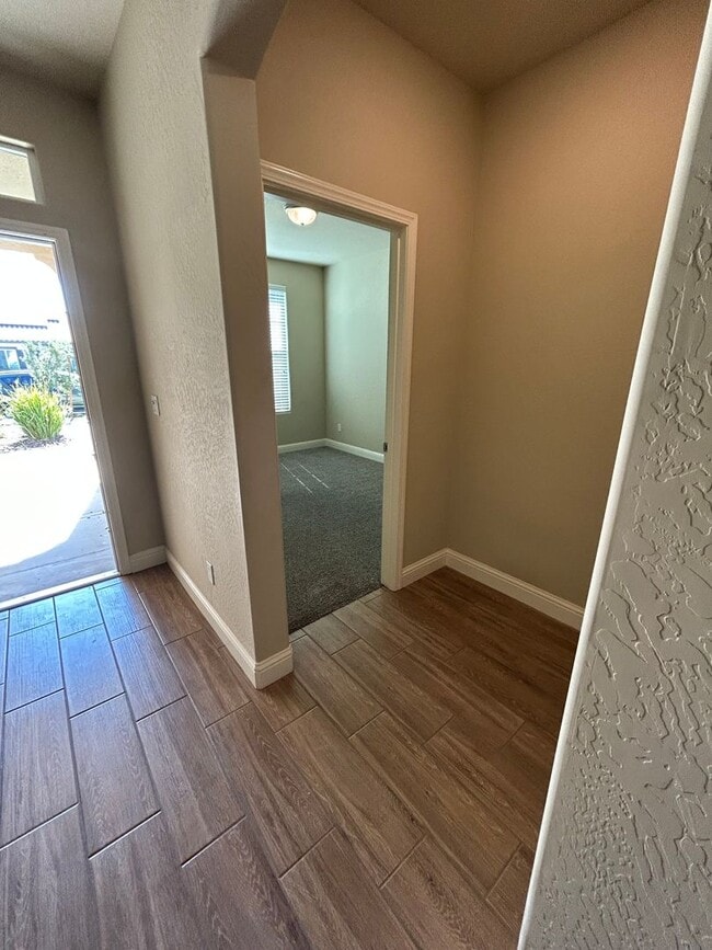 Building Photo - Beautiful 4 Bedroom 2 Bathroom Home in SE Visalia with Solar and Yard Care!