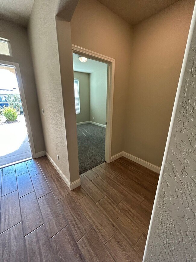 Foto del edificio - Beautiful 4 Bedroom 2 Bathroom Home in SE Visalia with Solar and Yard Care!