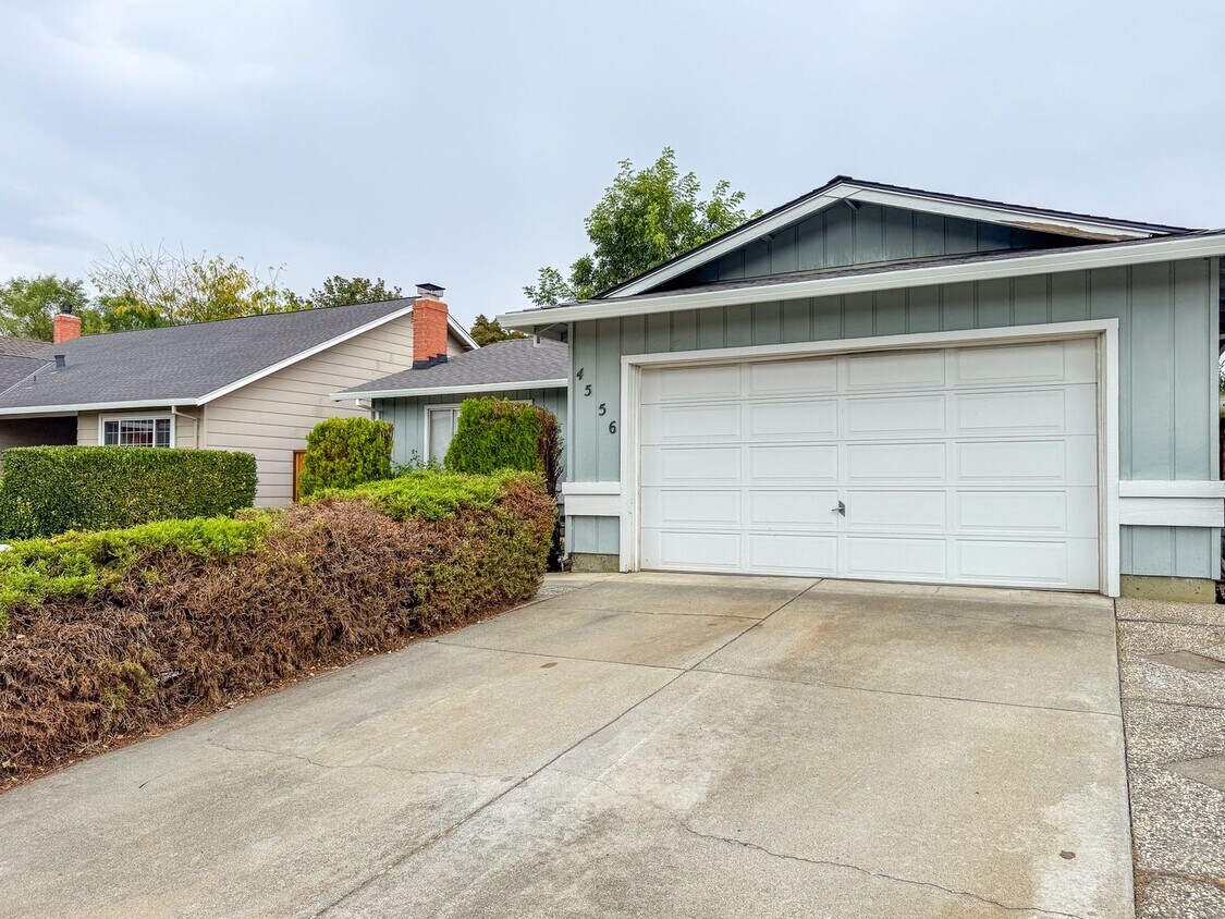 Foto principal - Beautiful Home | Completely Remodeled