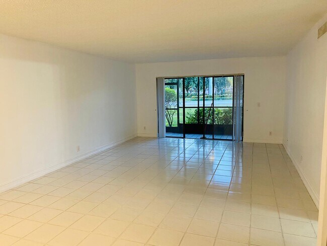 Foto del edificio - 380 Racquet Club Rd