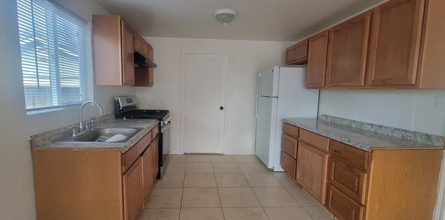 Building Photo - 1688 Linden St