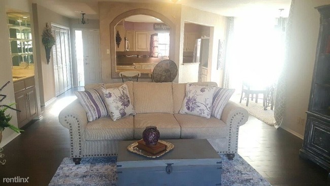 Foto del edificio - 2311 Lakeshore Dr