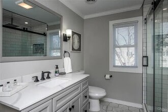 Building Photo - 211 10th Ave